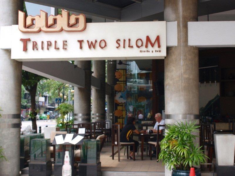 Triple Two Silom Hotel Bangkok Buitenkant foto