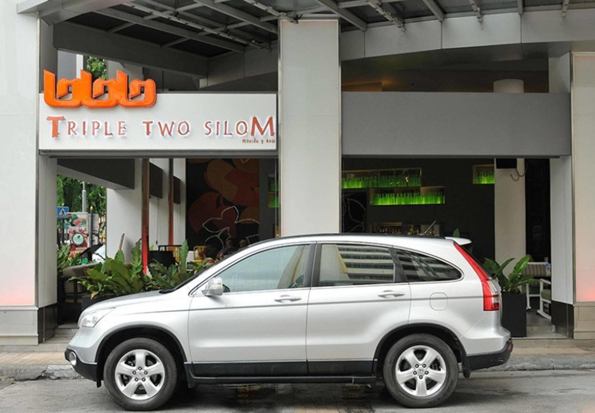 Triple Two Silom Hotel Bangkok Buitenkant foto